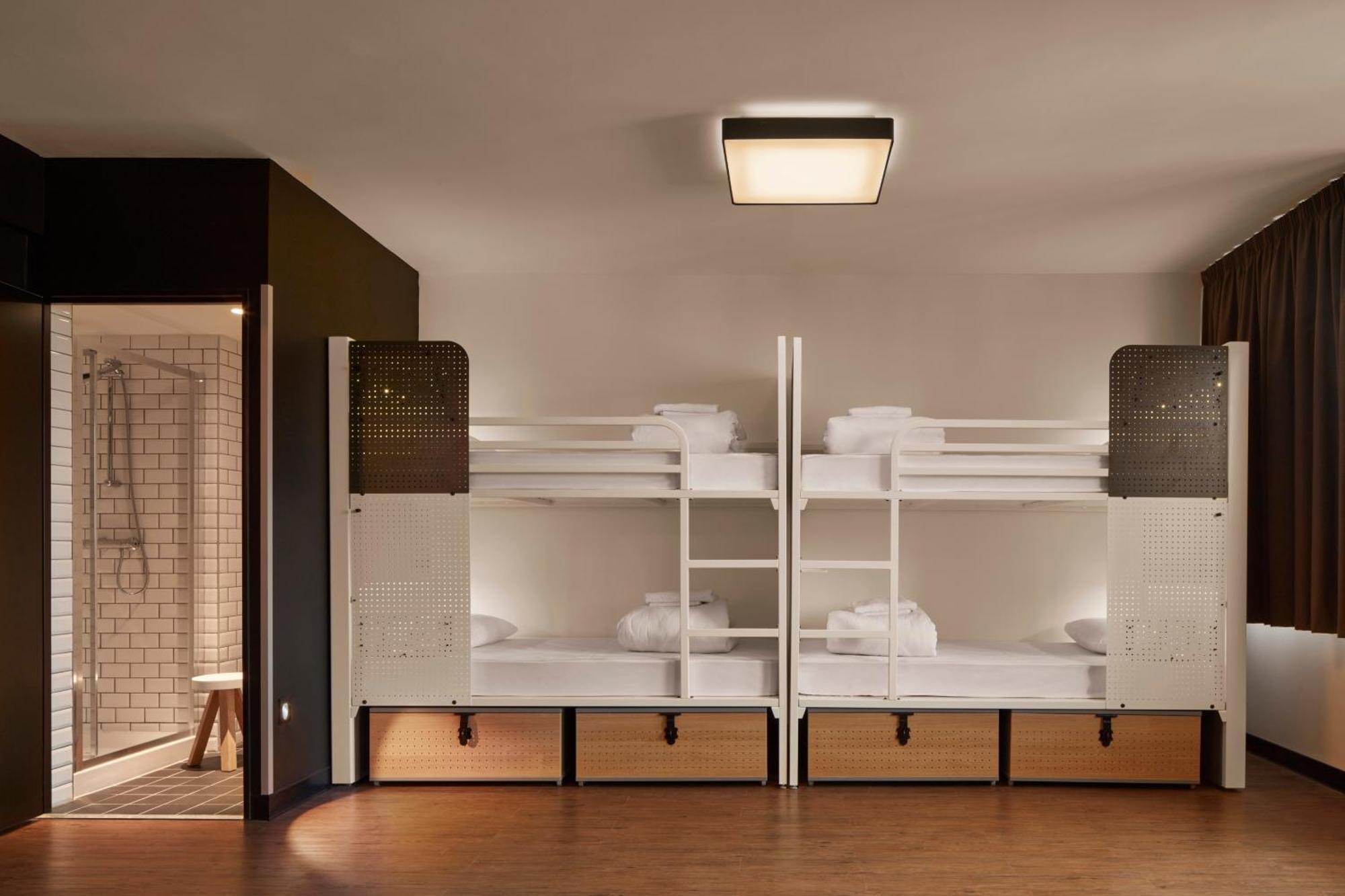 Hostel Generator Paris
